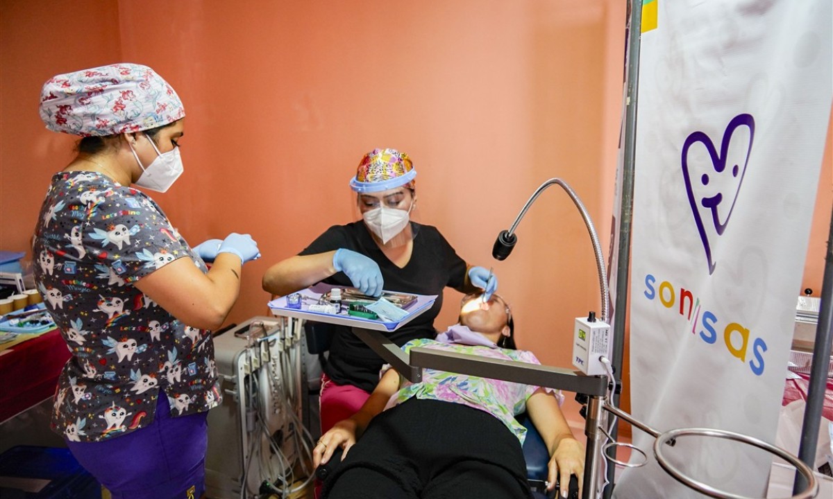atencion-dental-mujeres-1-medium